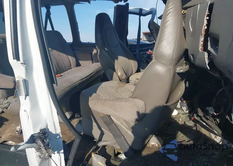 2001 Chevrolet Express from USA, damaged, VIN 1GAHG39RK11218372